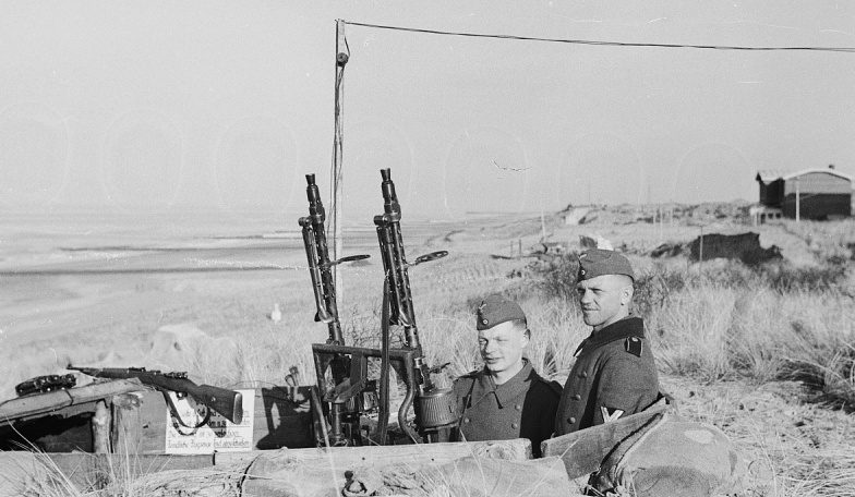Katonák koaxiális MG-34 géppuskával őrzik a parti üteget.  Hollandia, 1942
