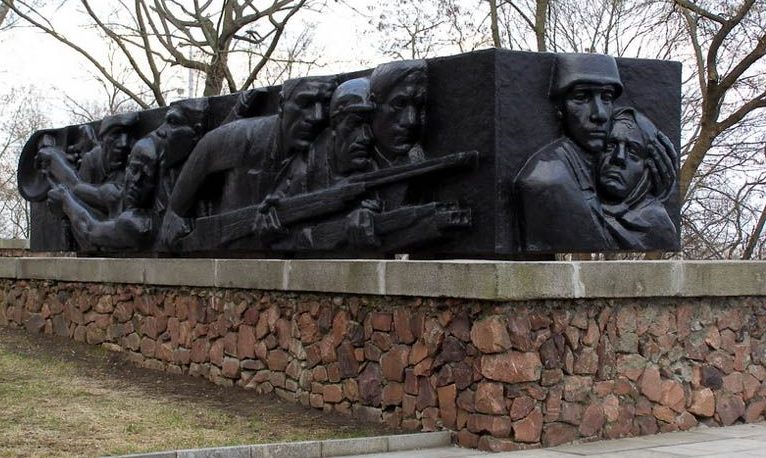 г. Гомель. Памятник ополченцам – защитникам города был сооружен в 1975 году и установлен в Комсомольском парке на правом берегу реки Сож.