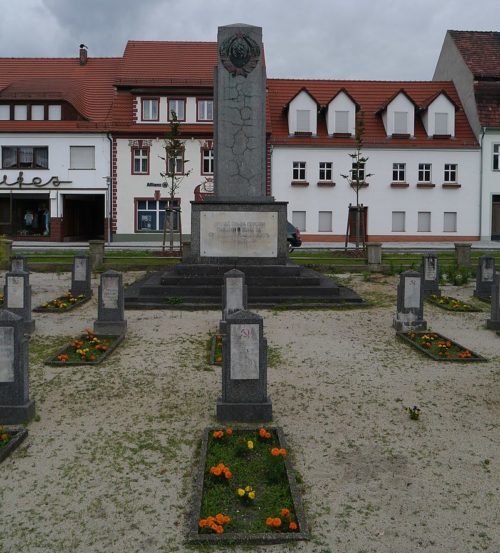 г. Доберлуг-Кирххайн. Памятник, установленный у братских могил, в которых похоронено 33 советских воина.