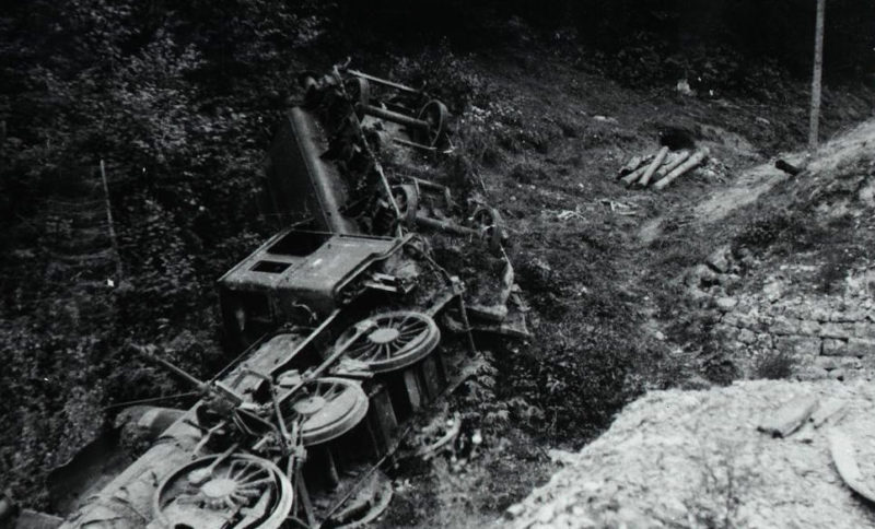 Взорванный немецкий локомотив. Сентябрь 1944 г.