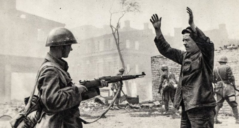 Словацкие солдаты проводят облаву в городе. Июль 1942 г.