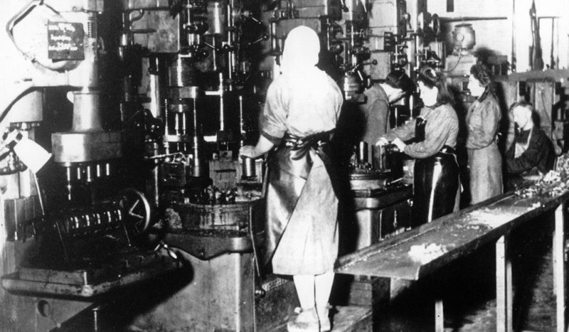 Советские подневольные работницы у прессов на заводе «Фольксваген», где работало около 5 тысяч невольников. 1943 г.