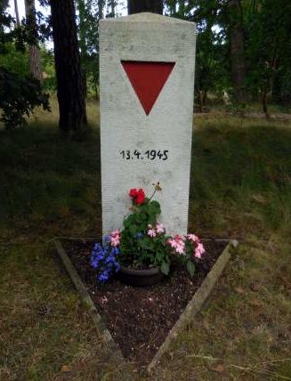 Коммуна Мисте. Памятный знак «Маршу смерти», установлен на месте гибели одной тысячи узников 13 апреля 1945 г.