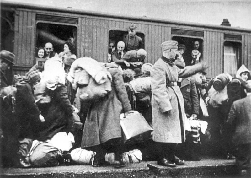 Прибытие в Рижское гетто эшелона с евреями - гражданами Австрии и Чехии. Декабрь 1941 г.