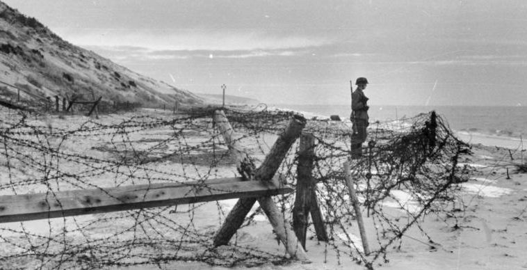 Немецкий караульный на побережье Бэй Бордо. 1943 г.