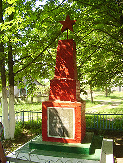  д. Смильгини Вороновского р-на. Памятник, установленный в 1967 году на братской могиле, в которой похоронено 4 неизвестных воина, которые погибли в июне 1941 года. 