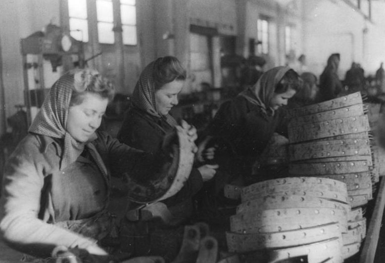 Советские женщины за работой в Германии. 1943 г.