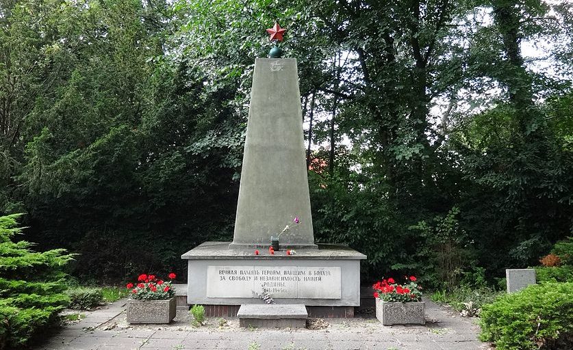 г. Грайфсвальд. Памятник, установленный у братских могил, в которых похоронено 24 советских воина, в том числе Герой Советского Союза гвардии подполковник Яковлев.
