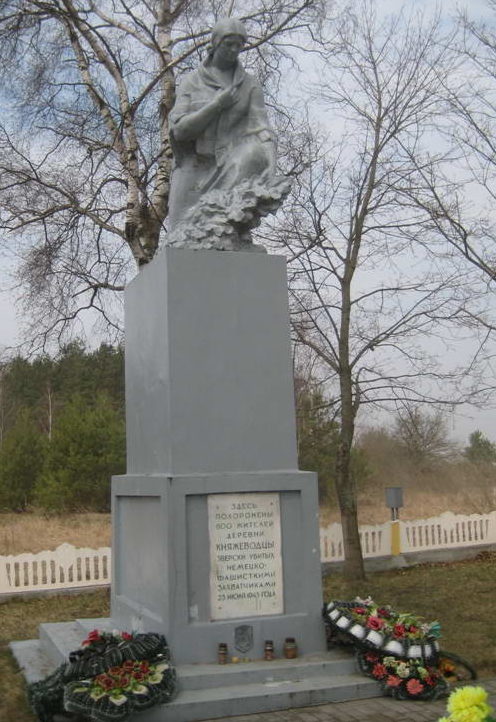 д. Княжеводцы Мостовского р-на. Памятник, установленный на братской могиле, в которой похоронено 600 жителей деревни, убитых немецко-фашистскими захватчиками 23 июля 1943 года. 