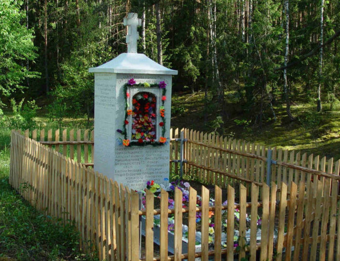 д. Бабино Гродненского р-на. Братская могила, в которой захоронено 14 воинов из них 2 неизвестных.