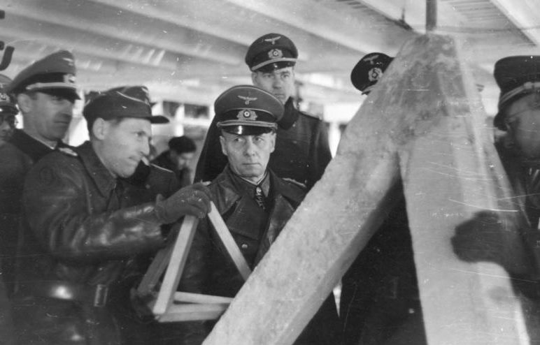 Rommel egy beton tetraéder felépítését vizsgálja.  1943 g.