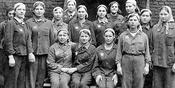 Группа украинских женщин, работающих в «Wobag Machinefabriek». Агуст 1943 г.