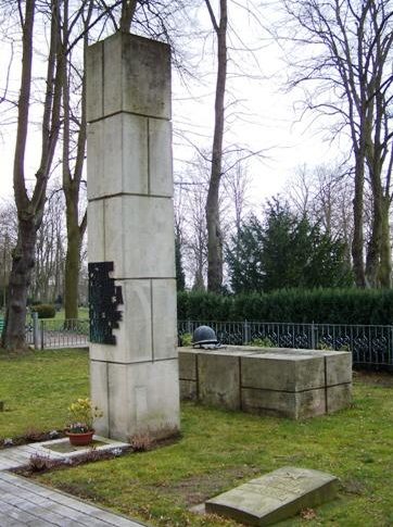 г. Гриммен. Памятник, установленный на братской могиле, в которой похоронено 16 советских воинов.