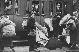 Прибытие в Рижское гетто эшелона с евреями - гражданами Австрии и Чехии. Декабрь 1941 г.