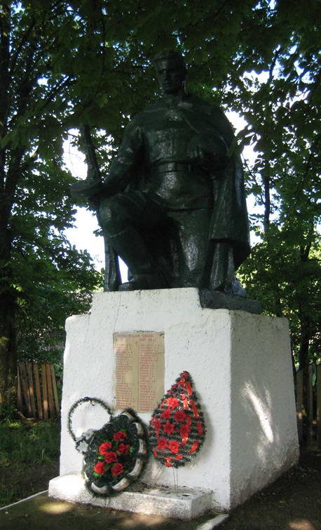 д. Ковшово Мостовского р-на. Памятник 58 землякам, погибшим в годы войны.