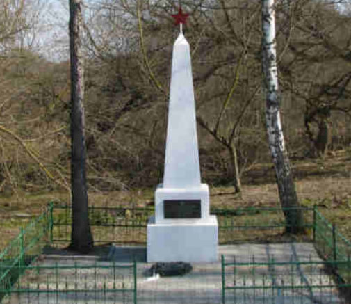 д. Василевичи Гродненского р-на. Памятник, установленный на братской могиле, в которой захоронено 19 неизвестных воинов.
