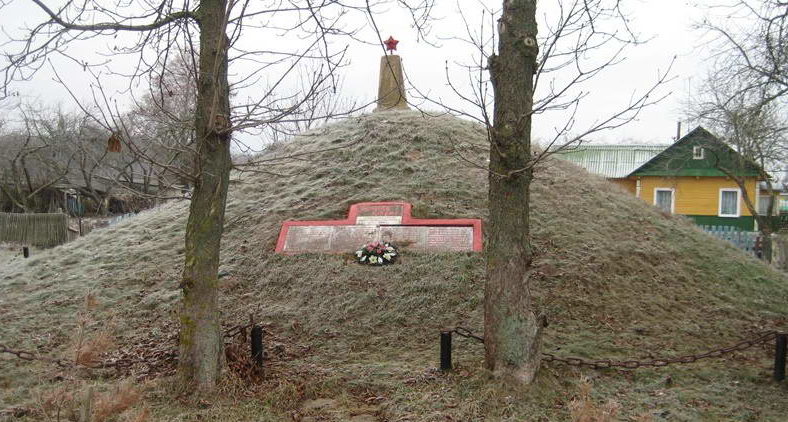 д. Косилы Мостовского р-на. Курган Памяти, насыпанный в 1971 году в честь памяти 74 земляков, которые погибли в годы войны.