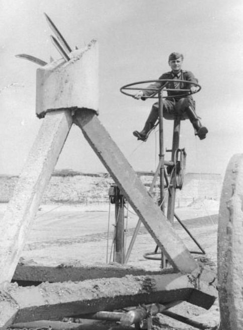 Установка тетраэдров на побережье. 1943 г.