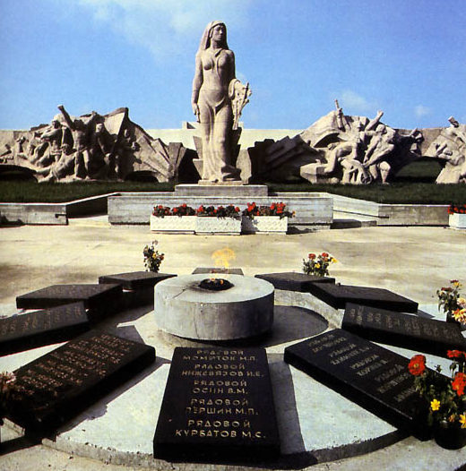 д. Вертелишки Гродненского р-на. Мемориал, установленный в 1983 году на братской могиле, в которой похоронено 190 советских воинов, в т.ч. 80 неизвестных.