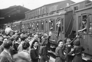 Французские «добровольцы» отправляются на работы в Германии. Париж 1943 г. 