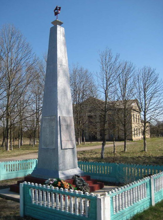 д. Котчино Мостовского р-на. Памятник 40 землякам, погибшим в годы войны.