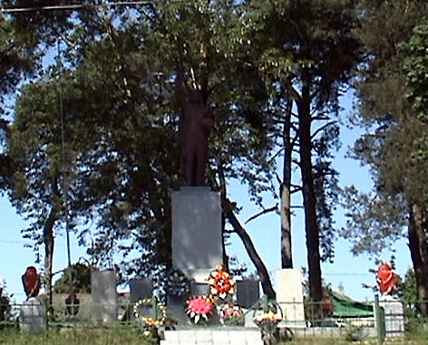д. Гожа Гродненского р-на. Памятник, установленный на братской могиле, в которой похоронено 93 советских воина, из них 4 неизвестных.
