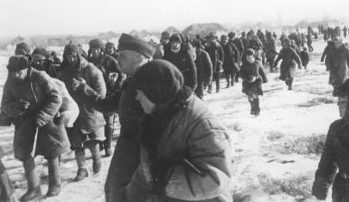 Поляков угоняют на работы в Германию 1943 г. 