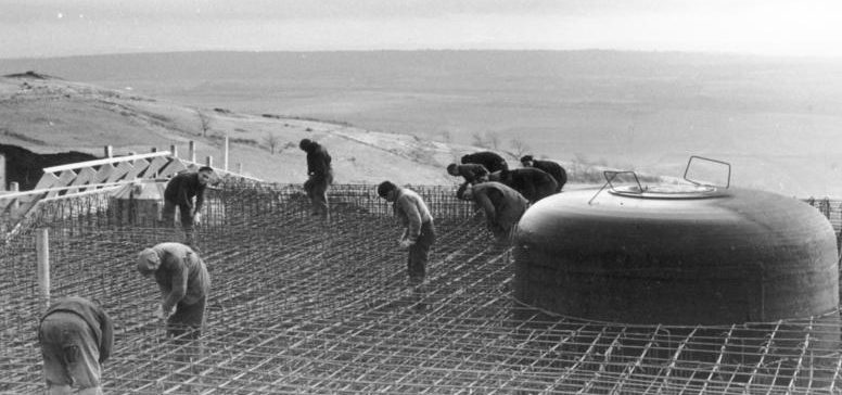 Géppuska bunker építése.  Normandia.  1943. szeptember