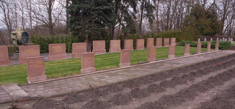 Памятные стелы на братских могилах.
