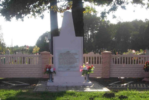 д. Головачи Гродненского р-на. Братская могила на кладбище, в которой захоронено 6 советских воинов. 