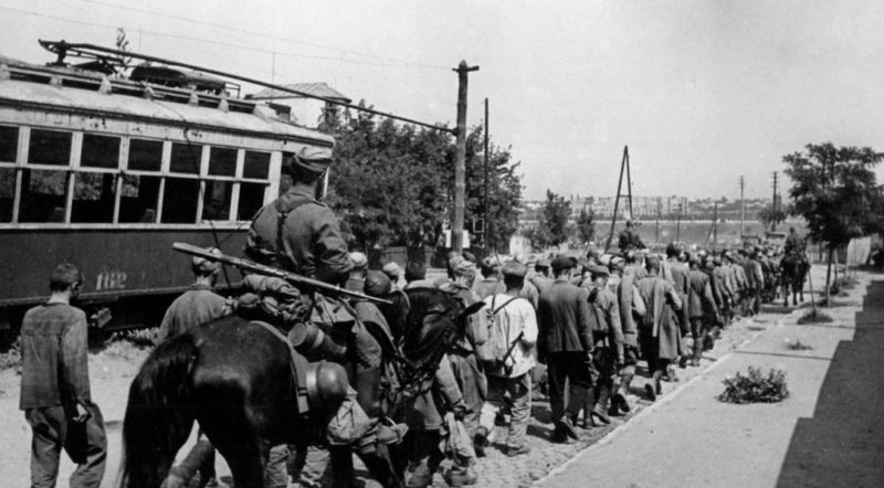 Советские пленные на Буденновском проспекте. Июль 1942 г.