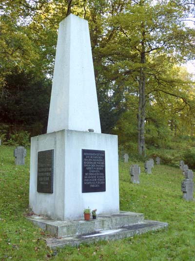 Памятник на кладбище. 