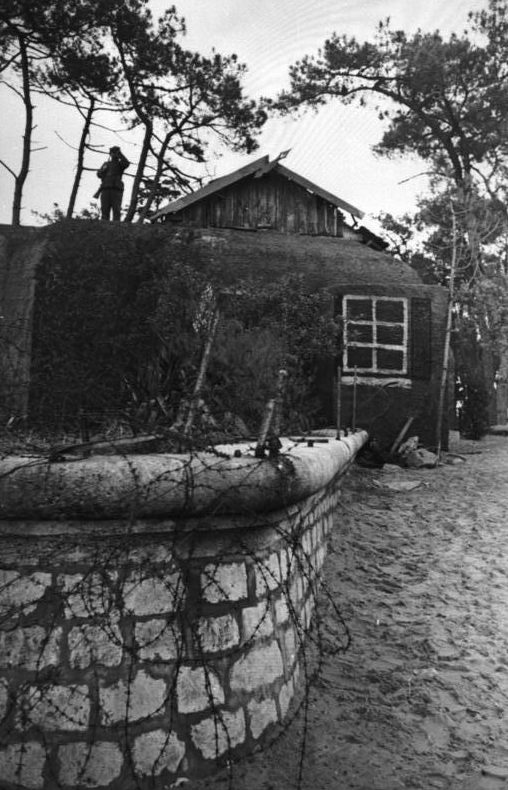 Замаскированный бункер в Жиронде. 1943 г.