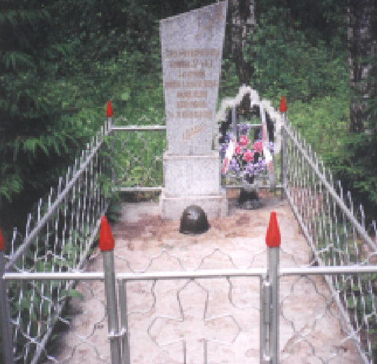д. Гребени Гродненского р-на. Братская могила на кладбище, в которой захоронено 13 советских неизвестных воинов. 