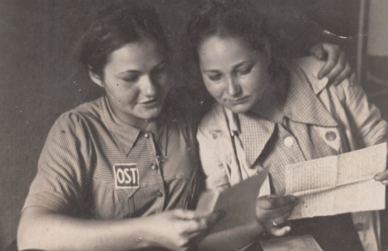 Письмо из дома. Фотография немецкой пропаганды. 1943 г.