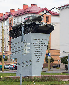 г. Гродно. Памятник-танк Т-34-85, установленный на Советской площади в честь воинов освободителей 2-го и 3-го Белорусских фронтов, участвовавших в освобождении города Гродно 16 июля 1944 года.