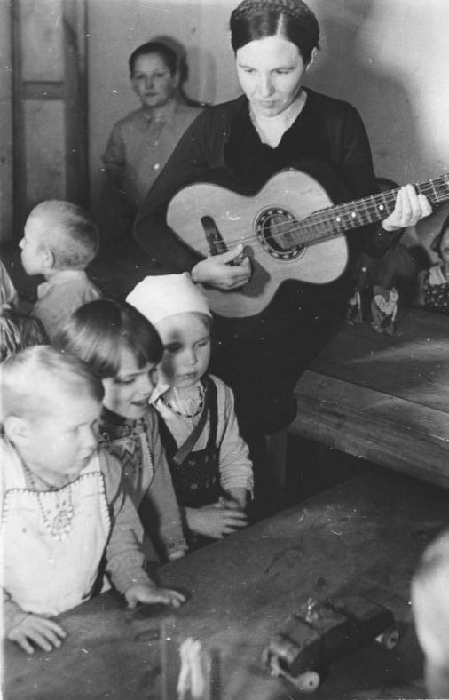 Детские ясли. Восточный трудовой лагерь в Германии. Фотография немецкой пропаганды. Февраль, 1944 г. 