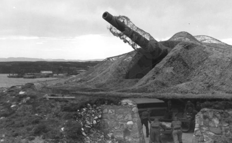 A Tarva-sziget parti ütegének 280 mm-es ágyúja.  Norvégia.  1943 g.
