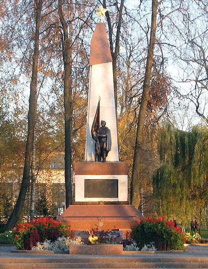 г. Гродно. Памятник, в парке Жилибера, установленный в 1949 году на братской могиле, в которой похоронено 50 советских воинов и партизан, среди них – два героя Советского союза Юрий Ивлиев и Ольга Санфирова. 