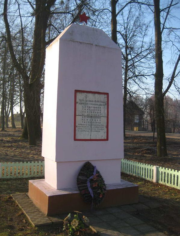 д. Лунно Мостовского р-на. Памятник, установленный в 1974 году на братской могиле, в которой похоронено 7 советских воинов. 