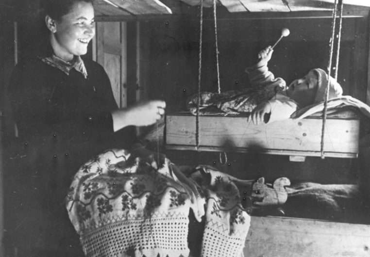 «Счастливая» мать после работы в трудовом лагере. Фотография немецкой пропаганды. Февраль, 1944 г.