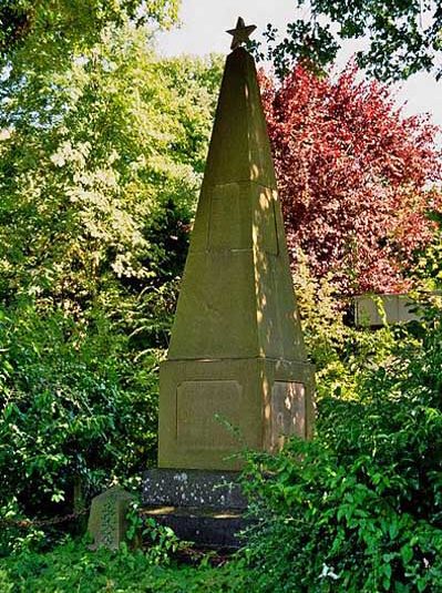 г. Иббенбюрен. Памятник, установленный на братской могиле, в которой похоронен 41 военнопленный, погибший в концлагере «Zentralfriedhof».