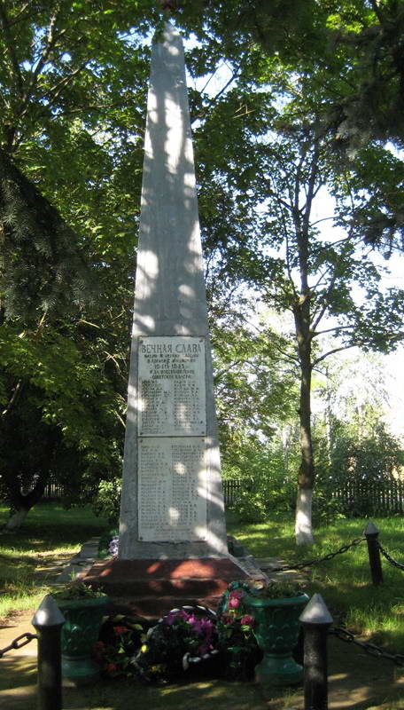 д. Мальковичи Мостовского р-на. Памятник 76 землякам, погибшим в годы войны.