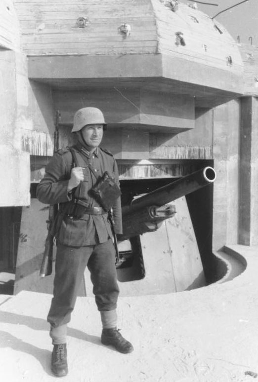 Sentry a fegyver közelében.  Normandia.  1944 g.