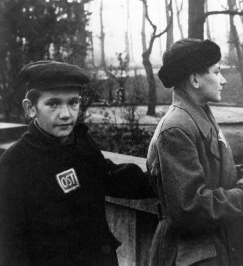 Юные подневольные рабочие из Советского Союза в парке в Германии. 1944 г.