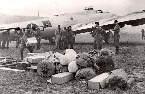 Выгрузка советского самолета, прибывшего к повстанцам. Сентябрь 1944 г. 