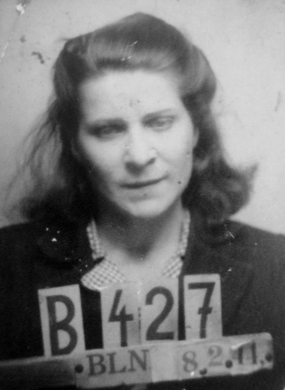 Тюремный снимок советской подневольной работницы Александры Абрамовой в берлинской тюрьме. После побега с места работы она была арестована и содержалась некоторое время в берлинской тюрьме, после чего ее отправили в штрафной лагерь. 1944 г. 