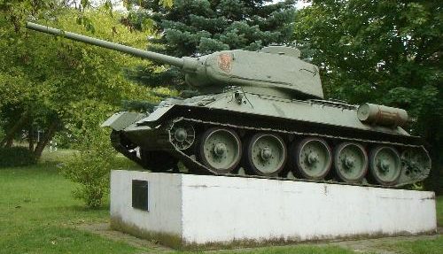 Коммуна Лалендорф. Памятник-танк Т-34, установлен в честь советских воинов, погибших в Мекленбурге Передней Померании. 