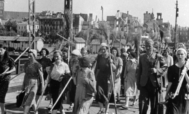 Женщины Риги идут на обязательные работы. 1942 г. 