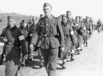 Солдаты из татарского отряда самообороны, будущие бойцы СС. 